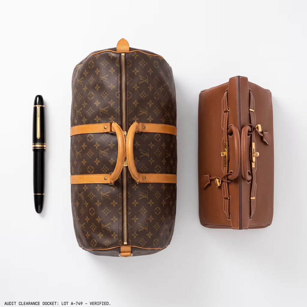 Flatlay van een Montblanc Meisterstück 149 vulpen, Louis Vuitton Keepall 55 en een Hermès Birkin 35 tas op een witte achtergrond.