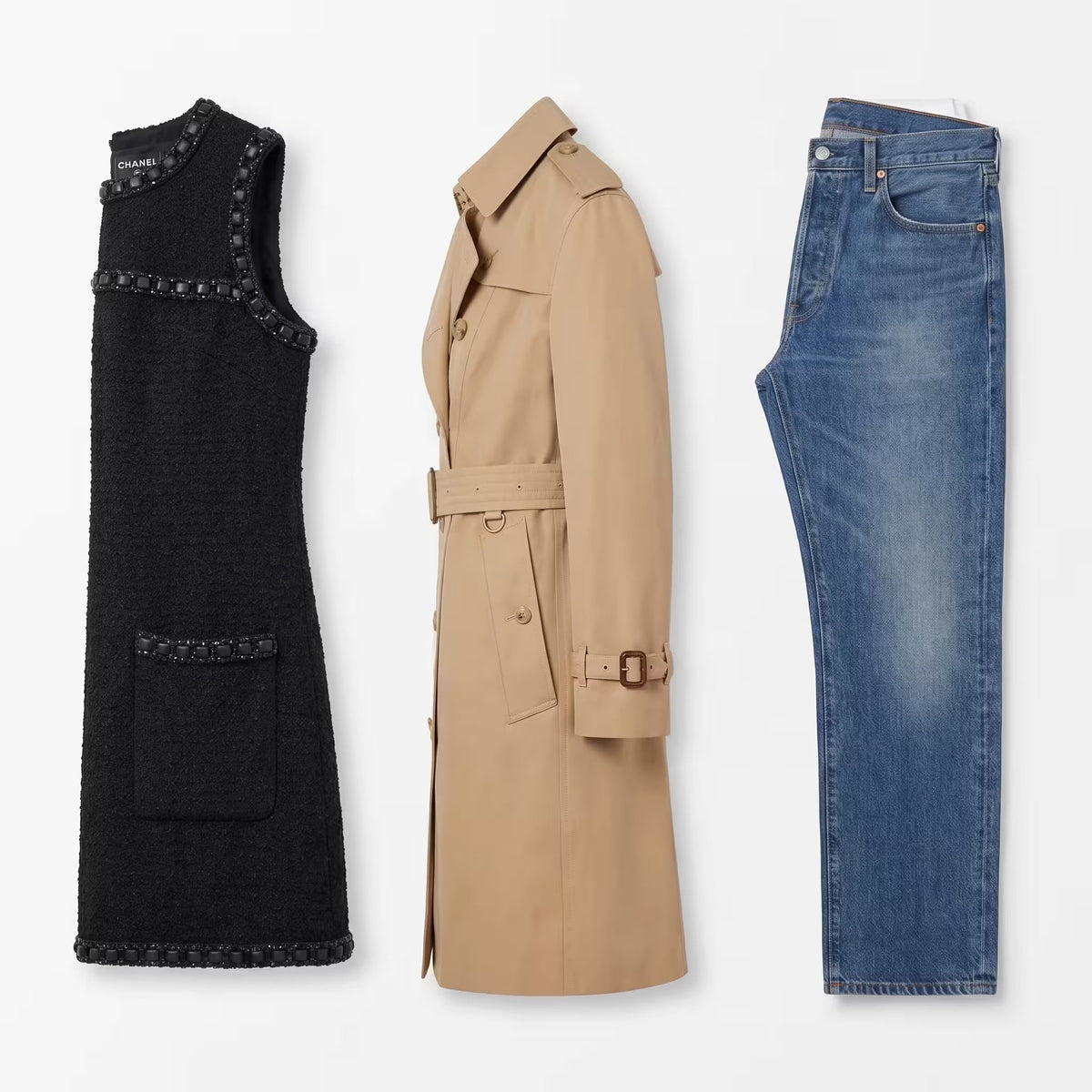 Flatlay van een Levi's 501 Original Fit Jeans, Burberry Trenchcoat en een Chanel jurk op een witte achtergrond.